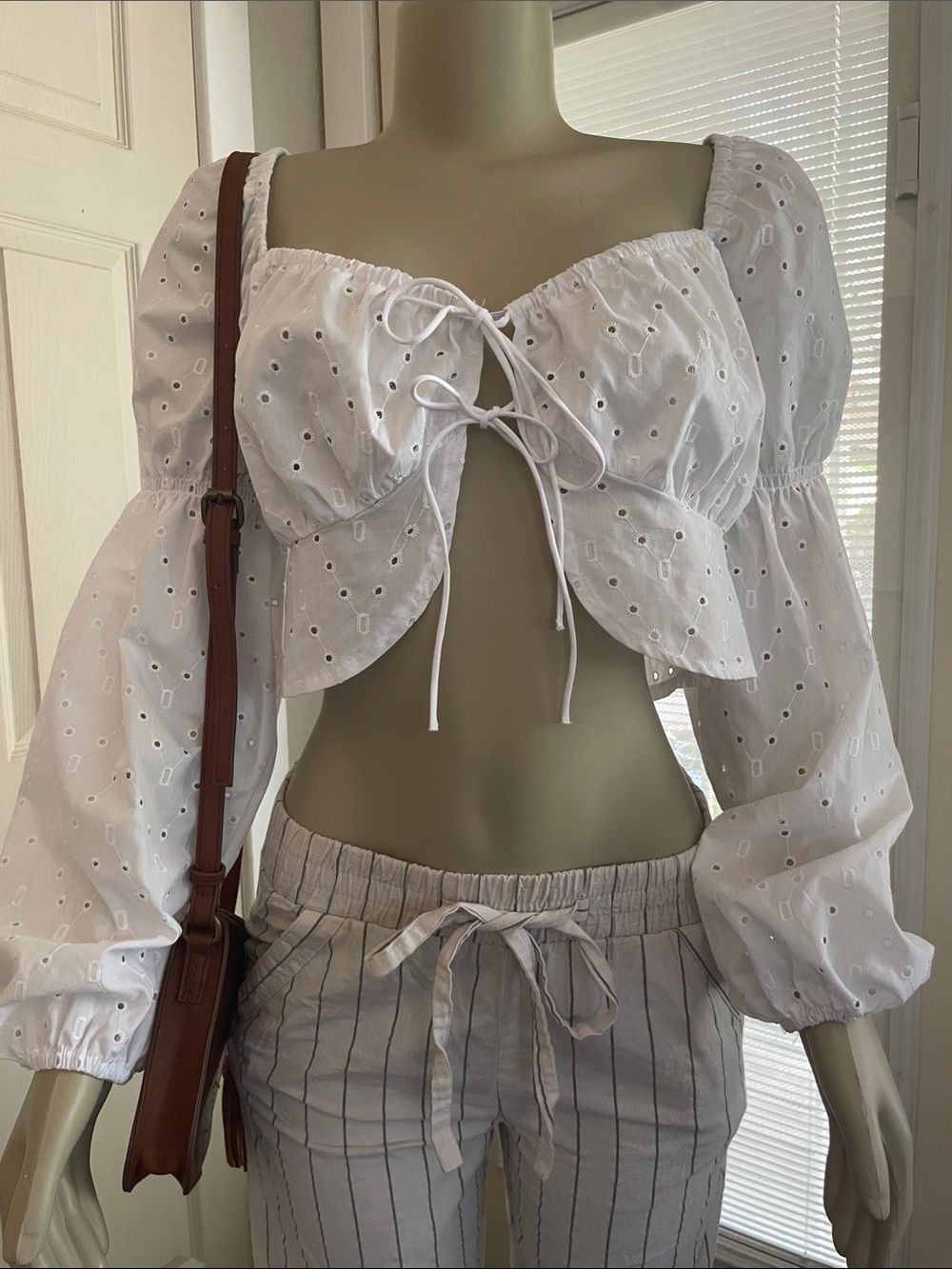H&M White Eyelet Tie-Front Puff Sleeve Crop Top